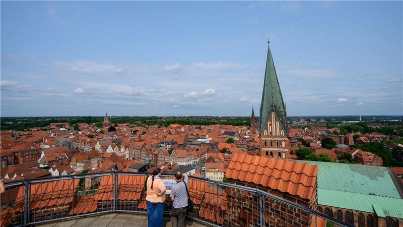 25 Jahre Lüneburger Wasserturm als Bildungsprojekt Trauungen auf dem historischen Wasserturm in Lüneburg sind beliebt. Das Wahrzeichen der Hansestadt feiert ein Wochenende lang Jubiläum mit Führungen und künstlerischem Programm.