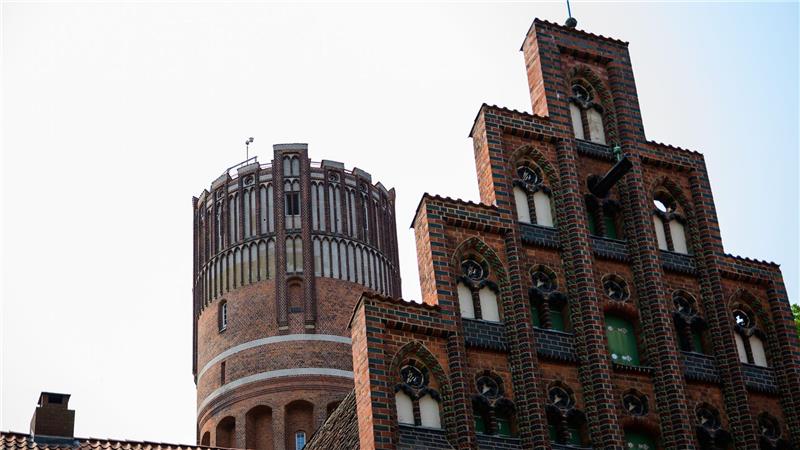 25 Jahre Lüneburger Wasserturm als Bildungsprojekt Trauungen auf dem historischen Wasserturm in Lüneburg sind beliebt. Das Wahrzeichen der Hansestadt feiert ein Wochenende lang Jubiläum mit Führungen und künstlerischem Programm.