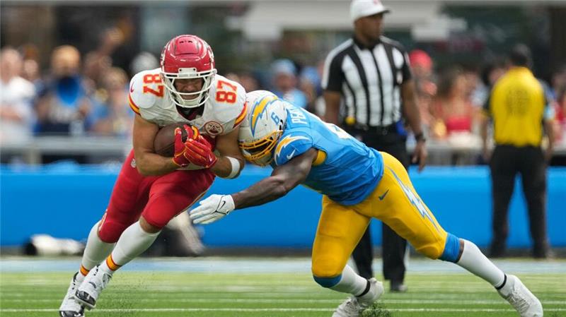 Chiefs weiter ungeschlagen - 17:10 gegen LA Chargers Travis Kelce (l) von den Kansas City Chiefs wird von Denzel Perryman von den Los Angeles Chargers gestoppt.