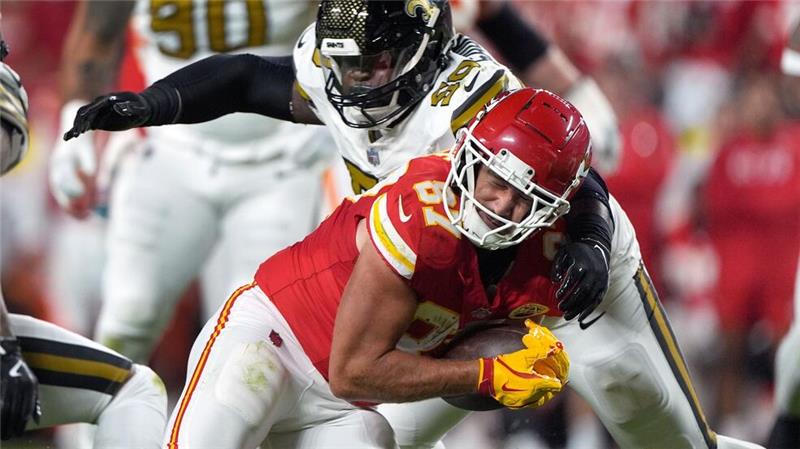 Chiefs bleiben auch nach fünf Spielen ungeschlagen Travis Kelce von den Kansas City Chiefs musste gegen die New Orleans Saints viel einstecken.