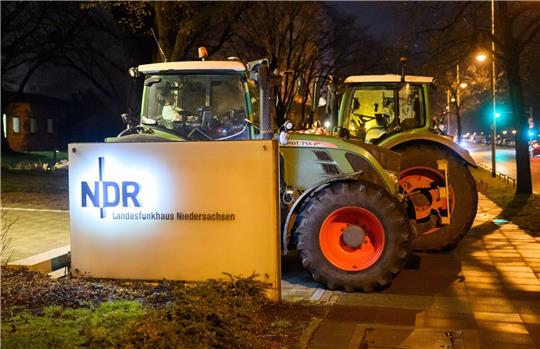 Trecker stehen bei einer Demonstration vor dem Landesfunkhaus Niedersachsen des Norddeutschen Rundfunks NDR.