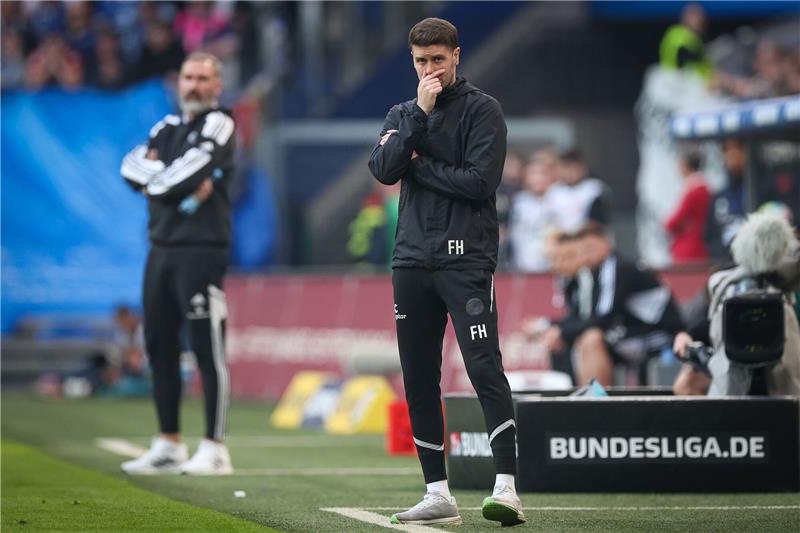 Hürzeler gegen Walter: Das Stadtderby als Trainer-Duell Treffen im Hamburger Stadtderby aufeinander; Pauli-Coach Fabian Hürzeler (r) und HSV-Trainer Tim Walter.