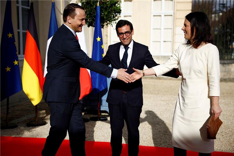 Gemeinsamer Kampf gegen russische Desinformation Treffen in La Celle Saint-Cloud: Annalena Baerbock und ihre Amtskollegen aus Frankreich, Stephane Sejourne (M), und Polen, Radoslaw Sikorski.