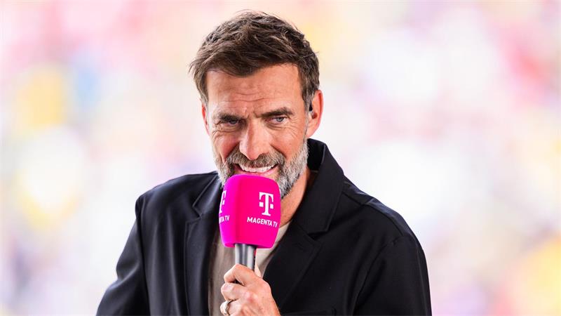 Treffen in New York? Ja, weil Jürgen Klopp weiter als Experte für MagentaTV bei den WM-Spielen in den USA aktiv ist. 