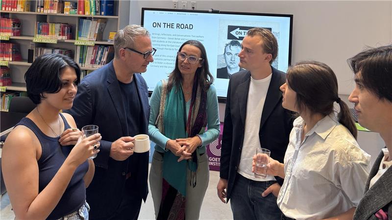 Treffen in New York (v.li.): Sonali Beher, Dr. Jörg Schumacher, Juliane Camfield (NY Universität), Iven Yorick Fenker, Übersetzerin Liz Lauffer und Dean Whiteside (Bibliotheks- und Informationsprojektmanager am Goethe-Institut NY) tauschen sich im Goethe-Institut aus.