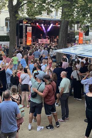 Party, Tanz, Gesang – zwei Tage Programm im Harzburger Badepark Treffpunkt und Party-Zone: Der Badepark am Samstagabend.