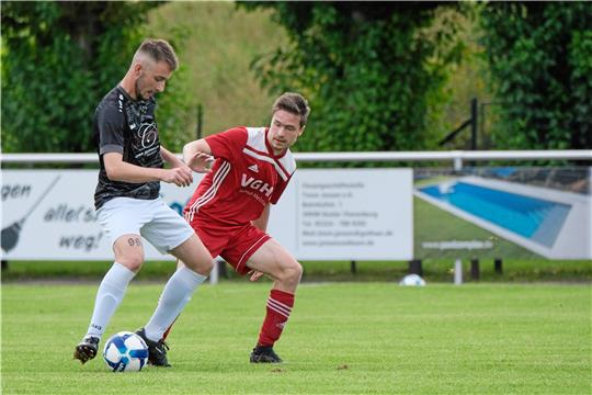 Trendwende auf dem Eichberg? Nicholas Makus (li.) und der zuletzt wenig erfolgreiche TSV Lochtum wollen am Sonntag dem TSV Gielde die erste Saisonniederlage verpassen. Foto: Drechsler
