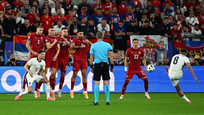 Auftakterfolg dank Bellingham: England besiegt Serbien Trent Alexander-Arnold (r) tritt einen Freistoß.