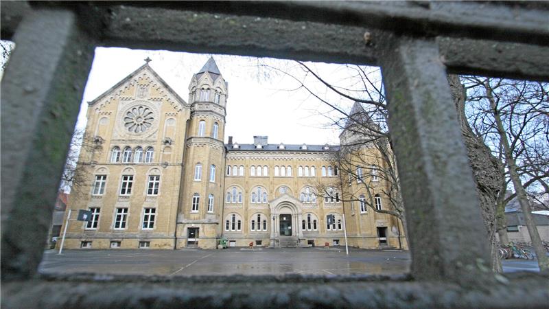 Tresckow und Krebs besuchen zeitgleich das Goslarer Ratsgymnasium. Im Bild oben links hinter der Rosette befindet sich die Aula der Traditionsschule.