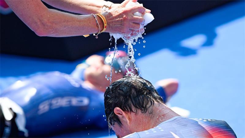 Triathlon-EM: Iden wird im Ziel mit Wasser gekühlt