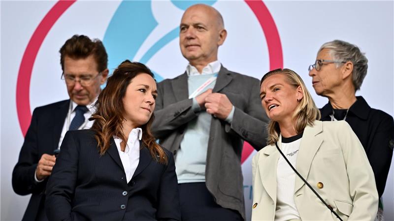 Schüller will keine Popp sein: DFB-Torjägerin gefordert Tribünengast bei Dänemark-Spiel: Alexandra Popp (r).