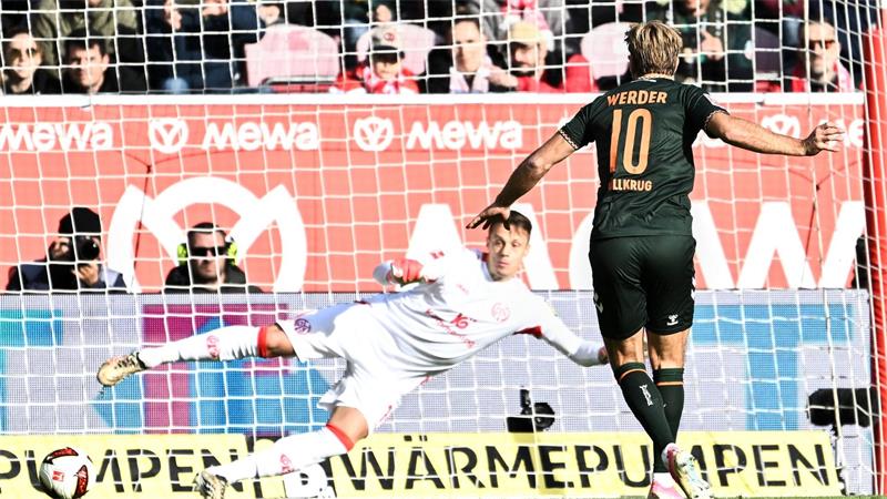 BVB übernimmt Tabellenspitze - Füllkrug lässt Werder jubeln Trifft auch vom Elfmeterpunkt: Niclas Füllkrug