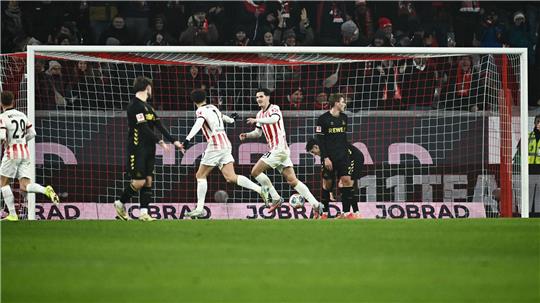 Trifft derzeit wie am Fließband: Freiburgs Igor Matanovic (2.v.r.).