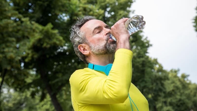 7 Fakten: Warum wir schwitzen und das ziemlich gesund ist Trinken ist wichtig: 1,5 Liter pro Tag sollten es sein.