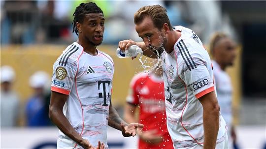 Trinken, trinken, trinken: Harry Kane nutzt eine Spielpause.