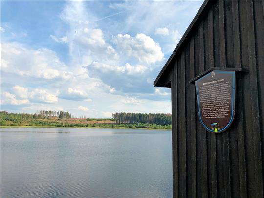 Trinkwasserreservoir Hirschler Teich: Direkt unterhalb des Gewässers befindet sich das Wasserwerk, das Clausthal versorgt. Zurzeit entsteht ein neues Werk. Fotos: Stade