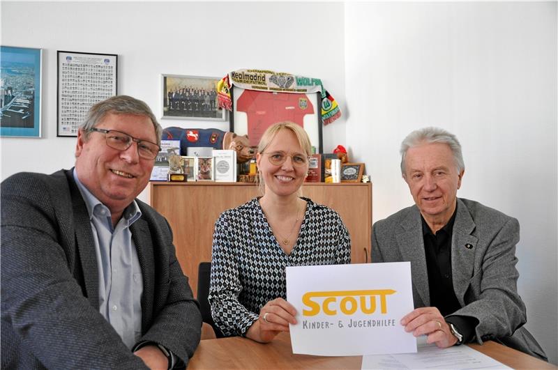 Scout hilft Kindern und Jugendlichen in Notlagen Trio als Stiftungsvorstand (v. li.): Erster Stadtrat Burkhard Siebert, Dr. Anke Gabriel und Gerd Niehus – früher Vorstand, jetzt Stiftungsrat bei der Bürgerstiftung. Foto: Heine