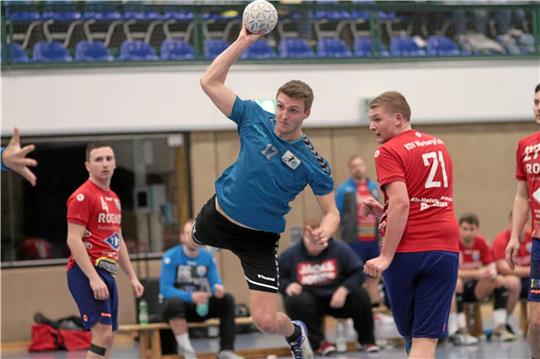 Tristan Pahlen trifft am letzten Spieltag gegen den HSV Warberg/Lelm II zweimal das Tor und die HSG Bad Harzburg/Vienenburg gewinnt. Foto: Gietemann