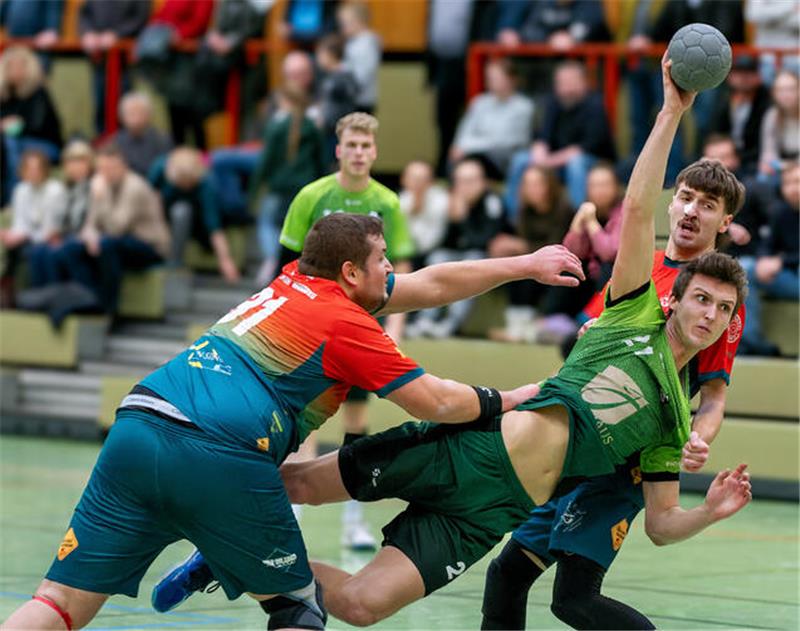 Hart umkämpftes Derby in Langelsheim bleibt ohne Sieger Tristan Pahlen von der HSG Langelsheim/Astfeld wühlt sich an den Hornburgern Philipp Grünke (l.) und Nigel Gille vorbei, erzielt in dieser Szene aber keinen Treffer.