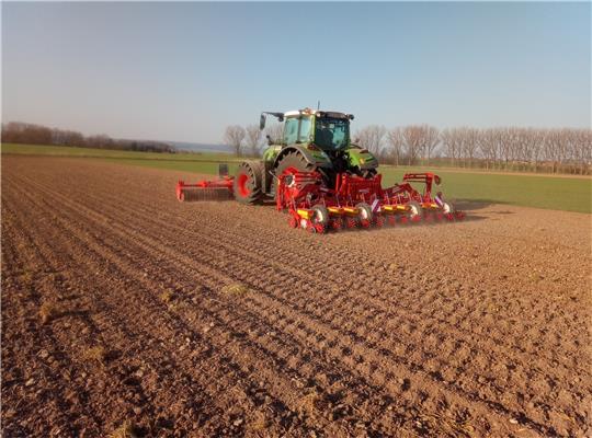 Trockenes, sonniges Wetter ist in diesem Frühjahr die Ausnahme: Die Witterungsbedingungen sorgen 2023 dafür, dass die Rübenanbauer mit der Aussaat später dran sind als in früheren Jahren. Foto: Zuckerrübenanbauerverbandes Niedersachsen-Mitte