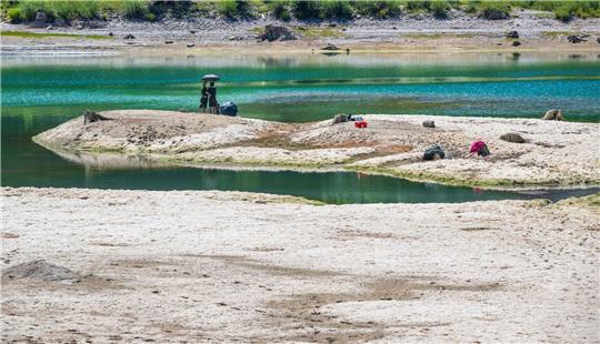 Trockenheit in Deutschland: Im bayrischen Sylvensteinstausee ist eine Insel durch den Wassermangel freigelegt.