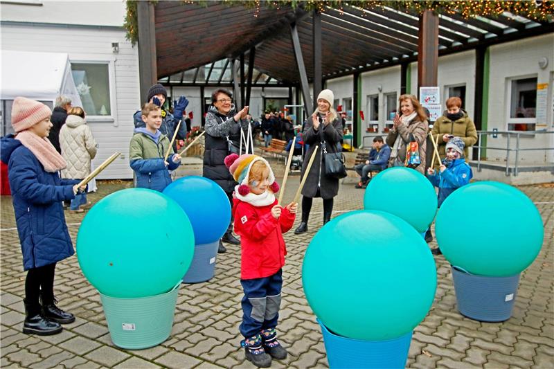 Viel Action für Kinder beim Probsteiburgbasar Trommeln zu „Oh, Du fröhliche“ auf dem Probsteiburg-Basar? Das ist vielleicht genauso ungewöhnlich wie die „Trommeln“ selbst – Hauptsache, es macht Spaß. Foto: Epping