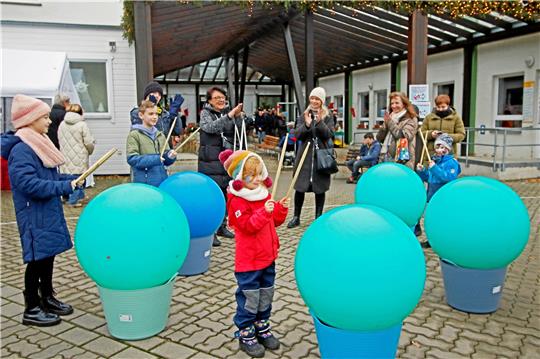 Trommeln zu „Oh, Du fröhliche“ auf dem Probsteiburg-Basar? Das ist vielleicht genauso ungewöhnlich wie die „Trommeln“ selbst – Hauptsache, es macht Spaß. Foto: Epping