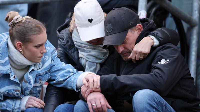 Trost bei der Familie: St. Paulis Trainer Alexander Blessin. 