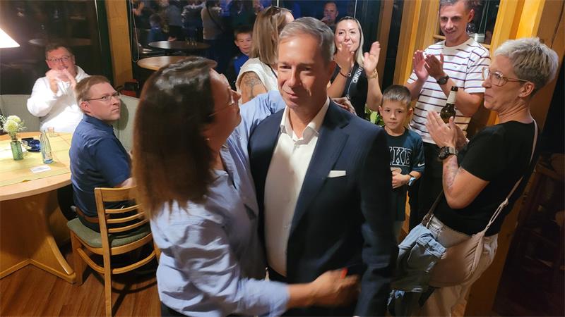 Unser Bild zeigt im Vordergrund die neue Bad Harzburger Bürgermeisterin Stefanie Hertrampf, die nach der Stichwahl den Verlierer Andreas Simon tröstend in den Arm nimmt.