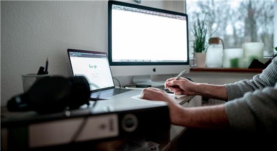 Trotz Corona-Erkrankung arbeiten viele Menschen weiter und kurieren sich nicht richtig aus.