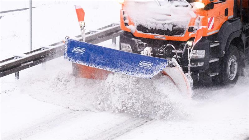 Trotz Dauereinsatzes bei den Winterdiensten fahren Schulbusse vielerorts nicht.