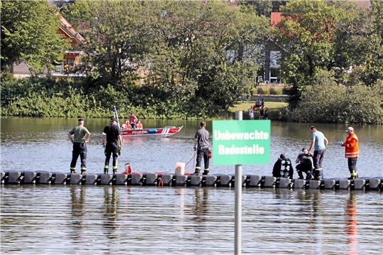 Trotz Großeinsatzes am Waldseebad kann der Student nicht mehr lebend geborgen werden. Fotos: Neuendorf