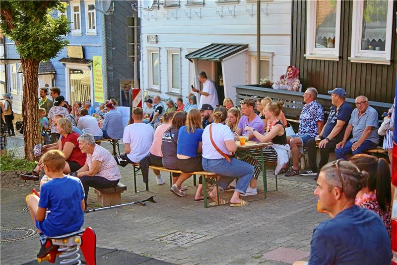 Trotz Hitze: Viele Gäste besuchen das Stadtfest. Foto: Jung