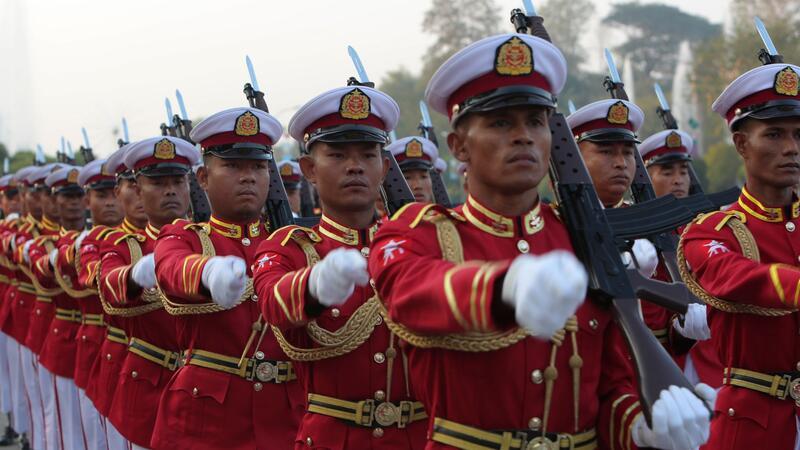 Myanmars Junta verlängert erneut Ausnahmezustand Trotz Machtdemonstrationen verliert das Militär zunehmend die Kontrolle. (Archivbild)