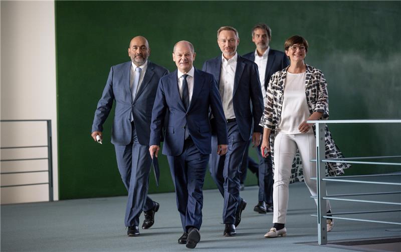 Das bringt Ihnen das große Entlastungspaket Trotz Nachtsitzung munter: Grünen-Chef Nouripour, Kanzler Scholz, FDP-Chef Lindner, Sprecher Hebestreit und SPD-Chefin Esken (v.l.). Foto: dpa