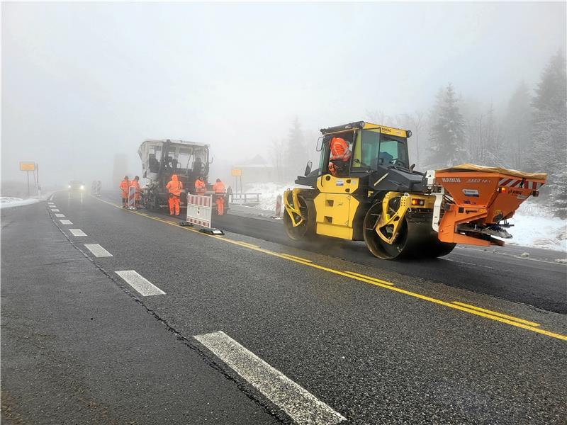 Trotz Nieselregens und Nebel wird am Freitag das letzte Stück Fräsrinne vor Torfhaus mit Asphalt aufgefüllt. Foto: Exner