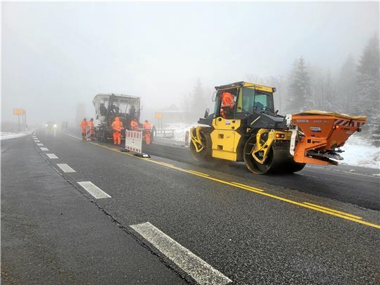 Trotz Nieselregens und Nebel wird am Freitag das letzte Stück Fräsrinne vor Torfhaus mit Asphalt aufgefüllt. Foto: Exner