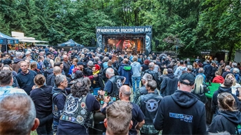 Trotz Regenprognosen feiern rund 700 Besucher ausgelassen das 20. Pfauenteiche Rocken in Clausthal-Zellerfeld.