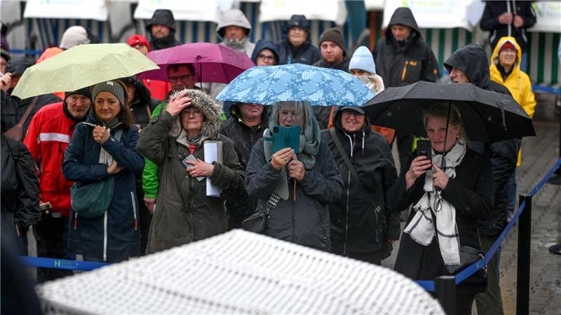 Ausrangierte Strandkörbe kommen unter den Hammer Trotz Regens haben sich Bieter von Strandkörben vor der Bühne versammelt.