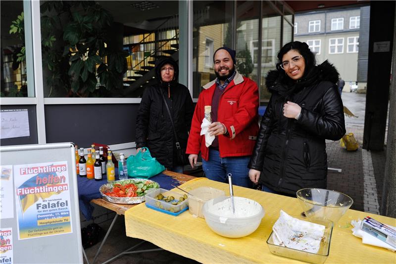 Falafel für den Frieden: "Netzwerk Helfen" sammelt 200 Euro Trotz Regenwetters gehen die Falafel von Hasan Asfour (Mitte) und seinen Freunden ruckzuck weg: Nach einer halben Stunde ist alles ausverkauft. Foto: Ernst