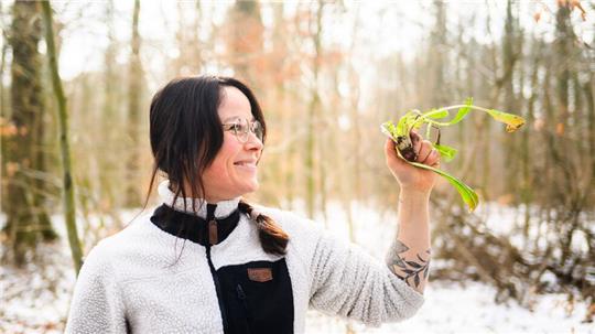 Trotz Schnee findet Jennifer Engelbrecht im Klosterwald Loccum allerlei Essbares.