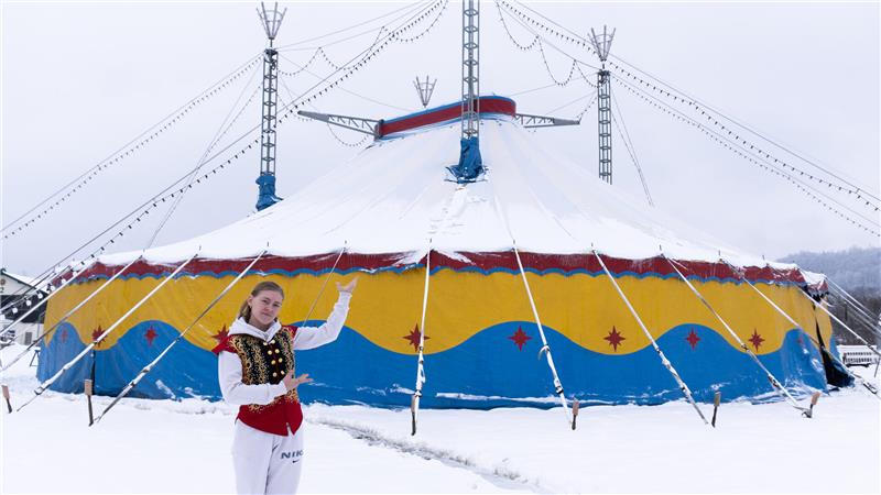Schneefall: So geht es den Zirkustieren an der Harzburger Rennbahn Michelle Sperlich aus dem Zirkus-Ensemble präsentiert das Zirkuszelt, das trotz Schnee Besucher empfangen wird. Das Zirkusprogramm startet wie geplant am Donnerstag, 29. Januar.