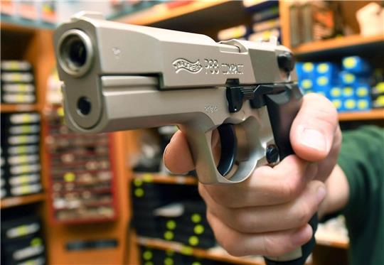 Trotz Sofortfahndung konnte der Täter am Sonnabendabend entkommen. Symbolfoto: dpa