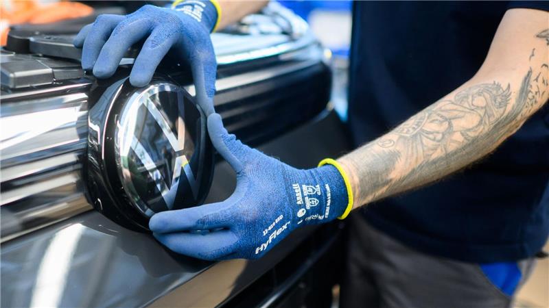 VW-Mitarbeiter erhalten Prämie noch einmal ungekürzt Trotz Sparkurs des Konzerns können sie in diesem Jahr noch einmal mit einem ungekürzten Bonus rechnen. (Archivbild)