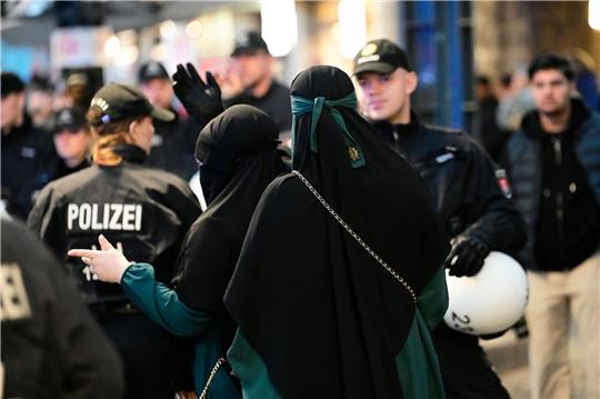 Trotz Verbots der Veranstaltung versammelte sich eine Gruppe von pro-palästinensischen Demonstrantinnen und Demonstranten am Hamburger Hauptbahnhof. Die Polizei reagierte mit Festnahmen.
