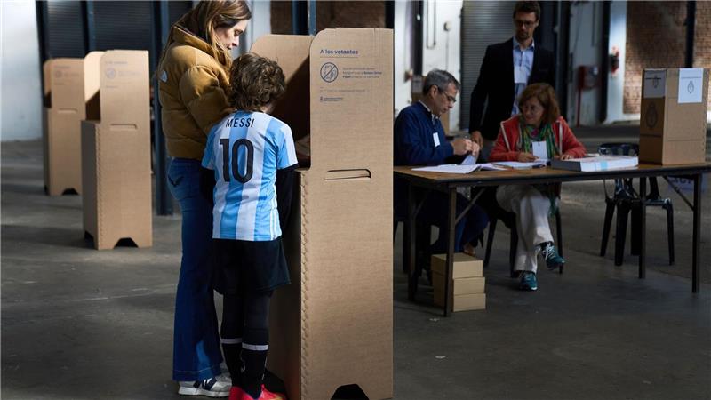 Wahltriumph: Milei kann Reformkurs in Argentinien fortsetzen Trotz Wahlpflicht war die Beteiligung bei der Wahl sehr niedrig.