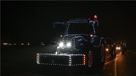 Trotz Weihnachtsbeleuchtung am Trecker hat ein Autofahrer im Landkreis Celle die Landmaschine übersehen - es kam zu einem Zusammenstoß. (Symbolbild)