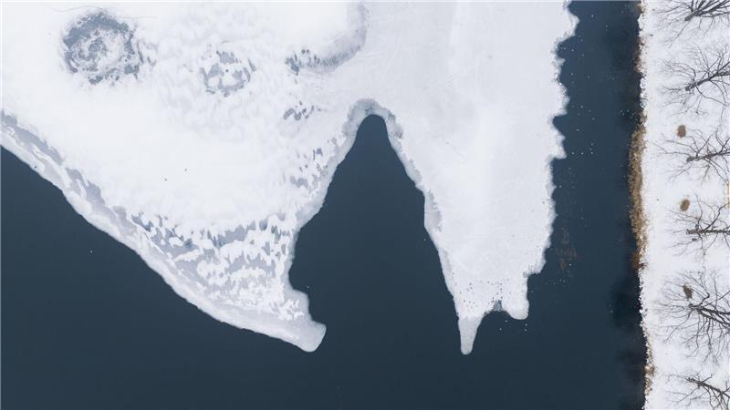 Trotz anhaltender Frosttage friert der Maschsee in Hannover nicht ganz zu. 