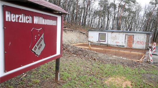 Trotz der Haushaltsmisere beschließt der Rat, das Ehrenamt zu fördern: Der FC Groß Döhren bekommt einen Zuschuss für die Modernisierung seiner sanitären Anlagen auf dem Sportplatz, die sich im Flachbau hinten befinden.