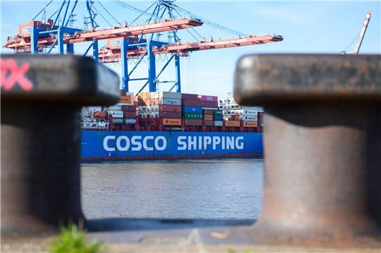 Trotz der Kritik einiger Ministerien darf der chinesische Konzern Cosco am Hamburger Containerterminal Tollerort einsteigen.